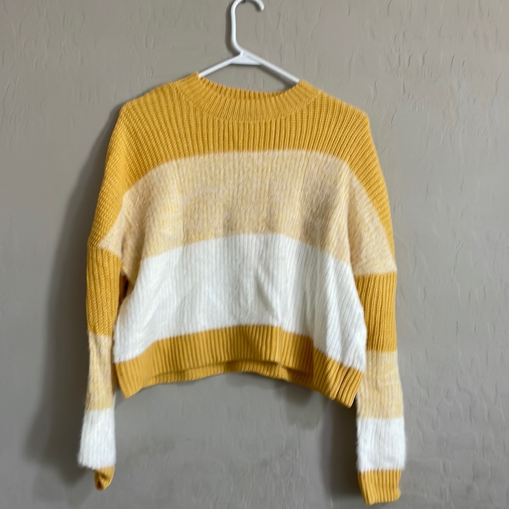 The brand is simpler. The sweater is white and yellow very bright!